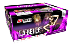 Riakeo La Belle von RIAkeo ist eine hochwertige Feuerwerksbox mit 108 Schüssen, die mit Blinkeffekten und knisternden Dracheneiern für ein schillerndes Schauspiel sorgen. Die Verpackung zeigt eine Frau in Lila, eine Stadtlandschaft und ein farbenfrohes Feuerwerk.